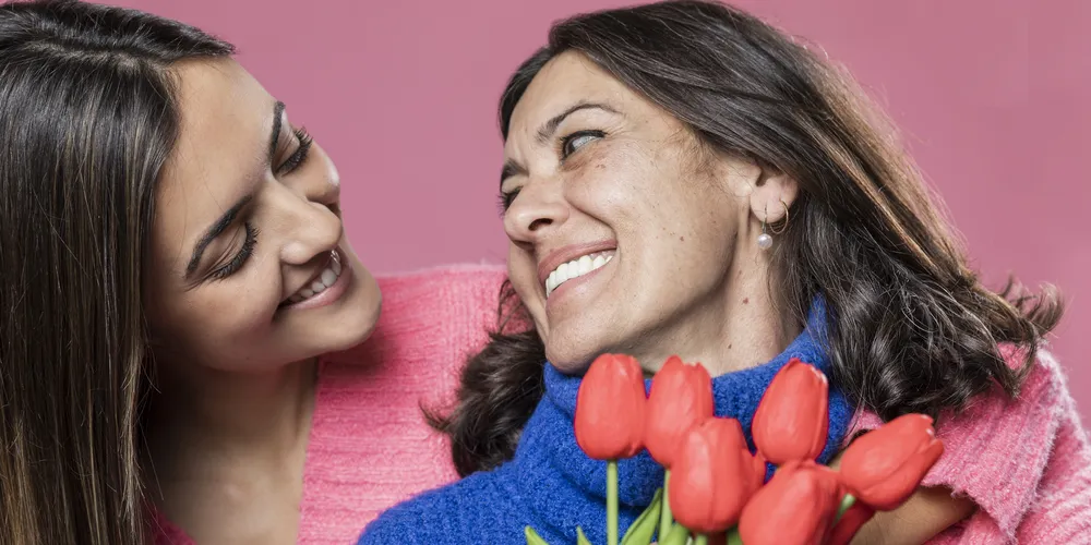 As mulheres que compareceram ao evento foram presenteadas com uma rosa e um par de brincos