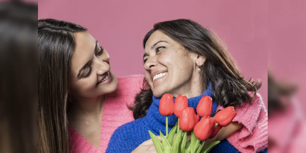 As mulheres que compareceram ao evento foram presenteadas com uma rosa e um par de brincos