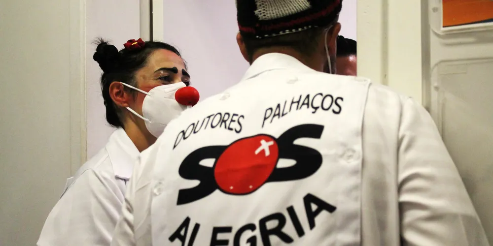 A capacitação dos voluntários dura em média dois anos e envolve um treinamento aprofundado na linguagem da palhaçaria, técnicas artísticas e escuta sensível