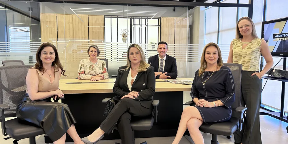 Nova direção da OAB-PG é liderada por Mariantonieta Pailo Ferraz (ao centro da imagem)