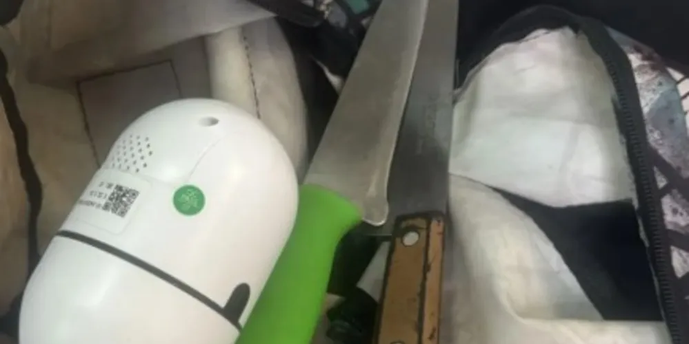 Professora foi atacada a facadas quando estava de costas para os alunos