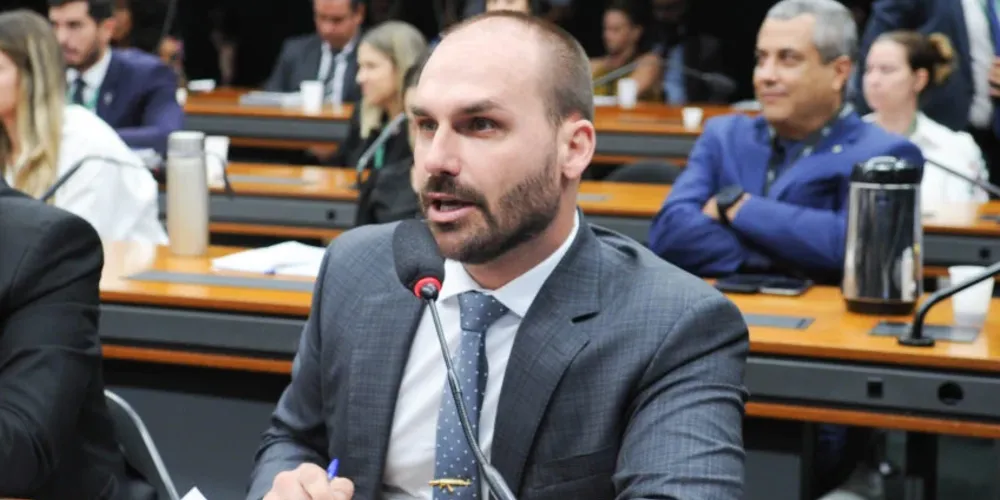 Eduardo Bolsonaro decide ficar nos EUA e se licenciar do mandato