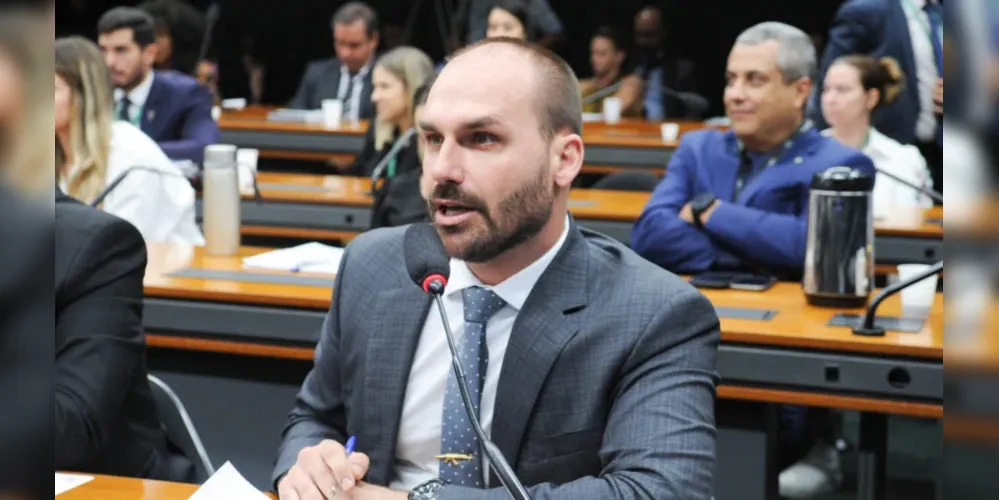 Eduardo Bolsonaro decide ficar nos EUA e se licenciar do mandato