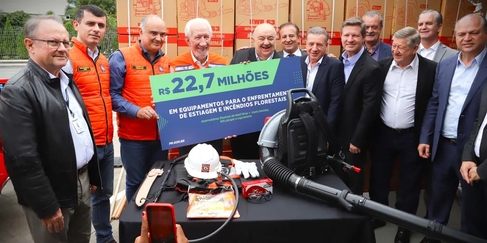 Lideranças fizeram a entrega dos equipamentos no Palácio Iguaçu