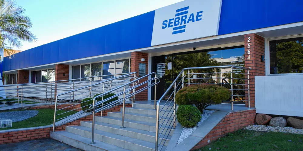 O programa tem duração de até 24 meses e oferece bolsas de R$ 5 mil mensais