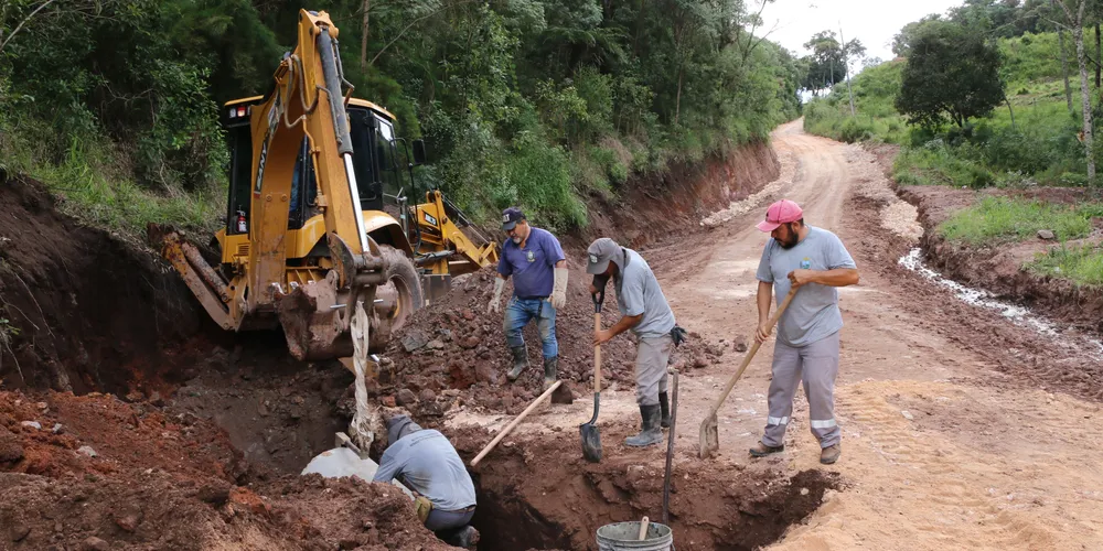 Estradas recebem obras de cascalhamento, drenagem e patrolamento