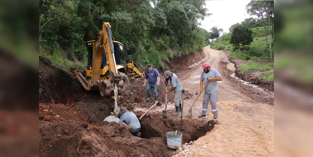 Estradas recebem obras de cascalhamento, drenagem e patrolamento