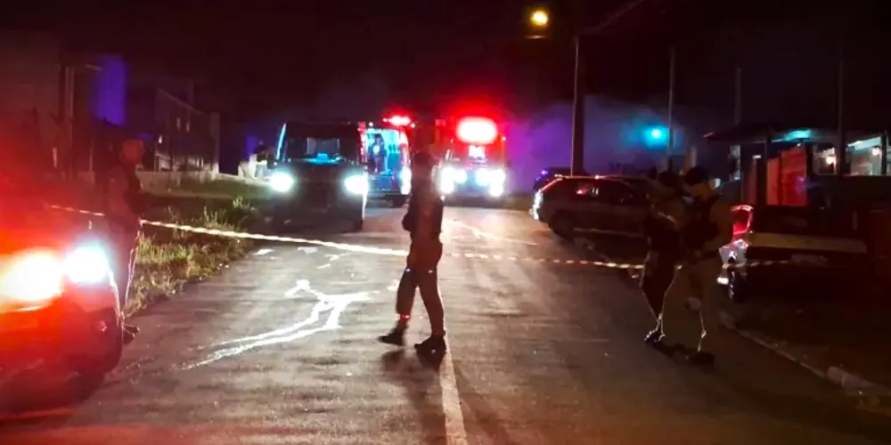 Rua foi isolada pelas autoridades competentes