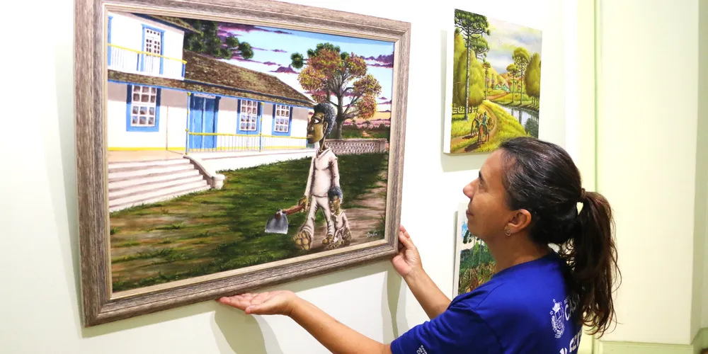 Quadros, fotos e maquetes fazem parte da mostra que fica aberta até dia 02 de abril