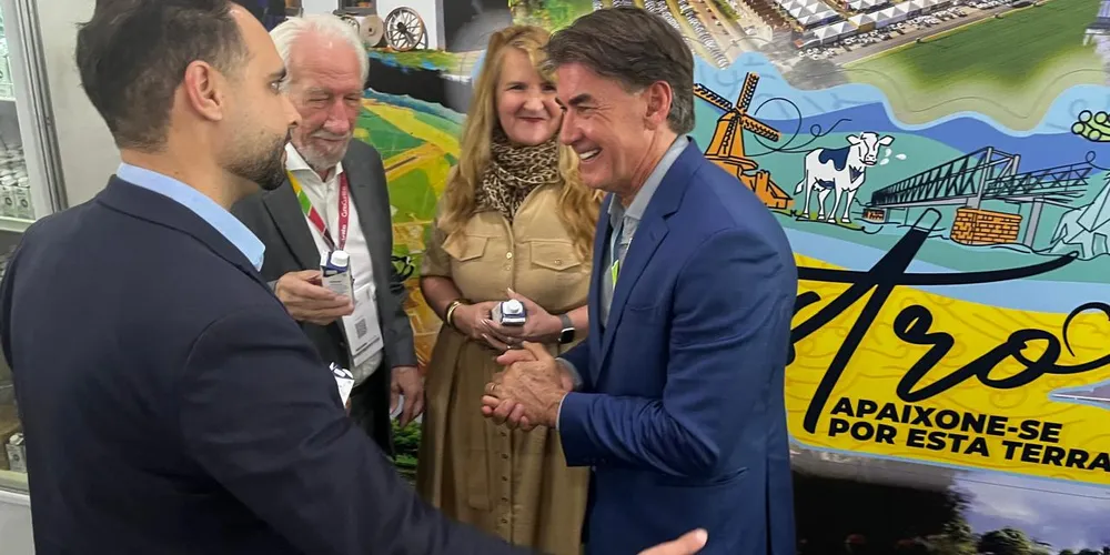 Vice-governador Darci Piana e o secretário de Estado do Turismo Leonaldo Paranhos visitaram o estande de Castro.