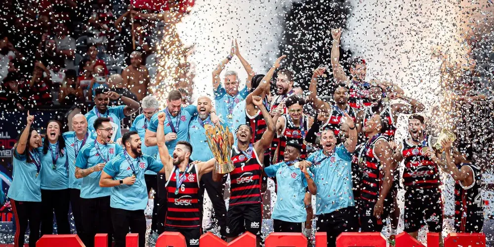 Flamengo levanta a taça de campeão sob os olhos da torcida, no Maracanãzinho