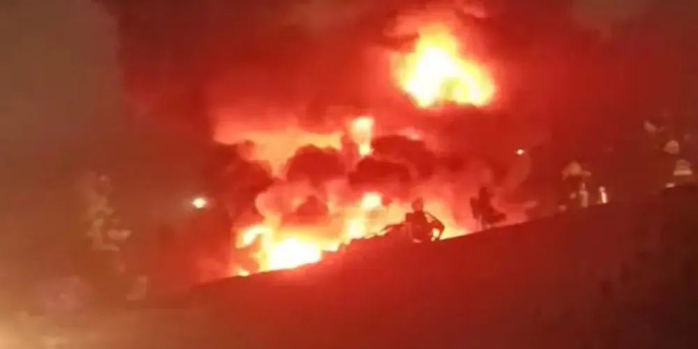 De acordo com informações, o veículo que pegou fogo transportava resina de pinus