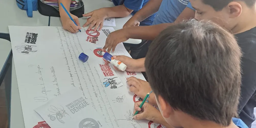 Como parte das ações, os alunos confeccionaram cartazes de conscientização sobre o tema