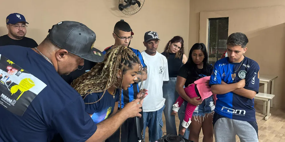 A oficina foi conduzida por três oficineiros experientes: o rapper Gueg, a DJ Afrohigh e o cantor Gui Augustto