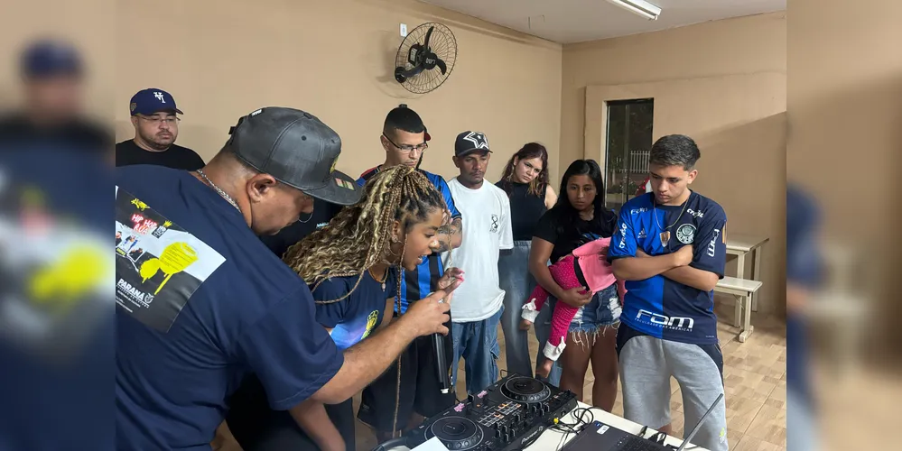 A oficina foi conduzida por três oficineiros experientes: o rapper Gueg, a DJ Afrohigh e o cantor Gui Augustto