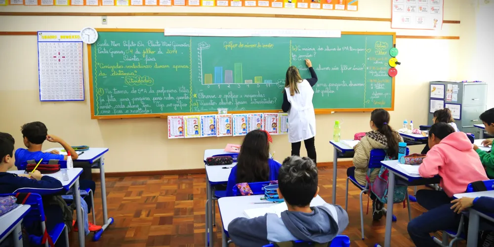 Alunos foram mandados embora, nesta terça-feira (18), com a falta de água