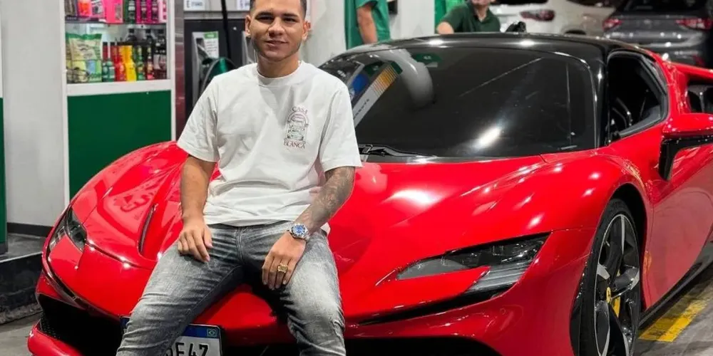 Kayky Bezerra posando com Ferrari SF90 Stradale
