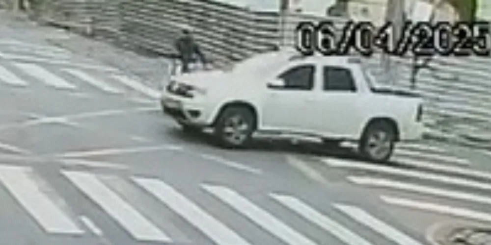 Motociclista sofreu uma queda após a batida