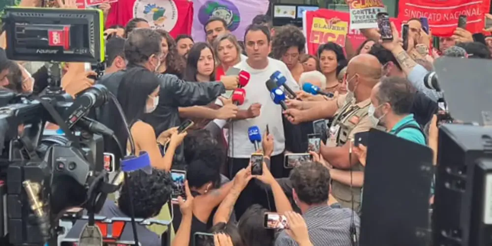 O deputado está recebendo orientação médica sobre o que comer durante a recuperação