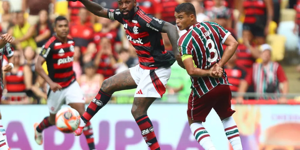Gerson, do Flamengo, antecipa zagueiro Thiago Silva, do Fluminense, durante disputa de bola, no Fla-Flu