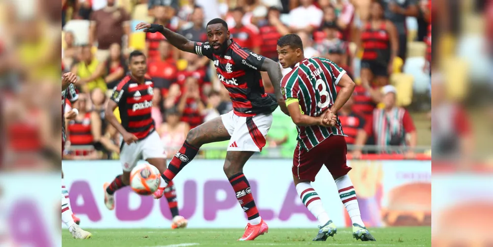 Gerson, do Flamengo, antecipa zagueiro Thiago Silva, do Fluminense, durante disputa de bola, no Fla-Flu