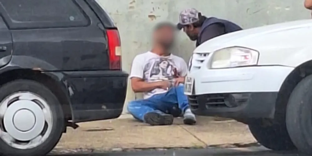 Homem foi baleado na região do abdômen, chegou a correr, mas caiu próximo ao CAIC