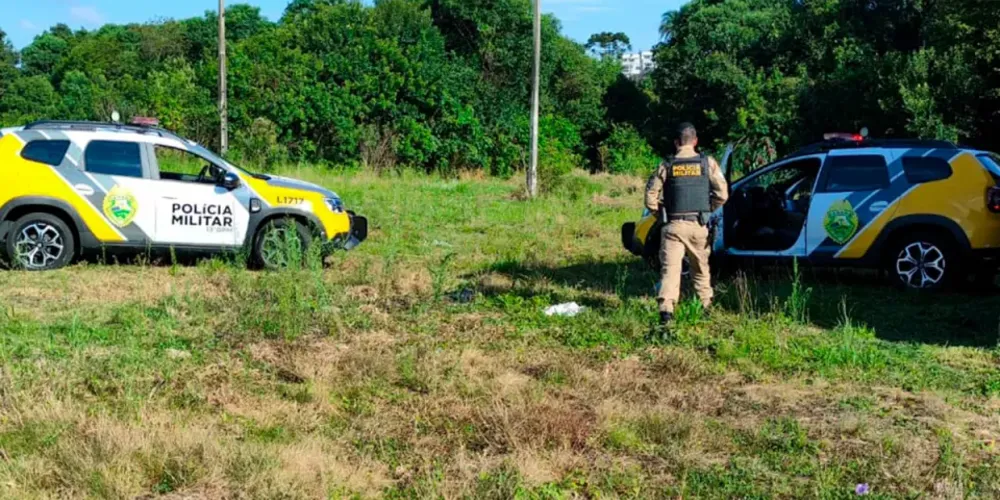 Os policiais tiveram que acionar os bombeiros para apagar o fogo