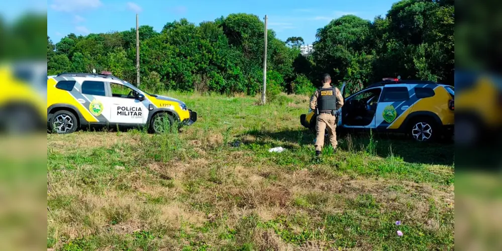 Os policiais tiveram que acionar os bombeiros para apagar o fogo