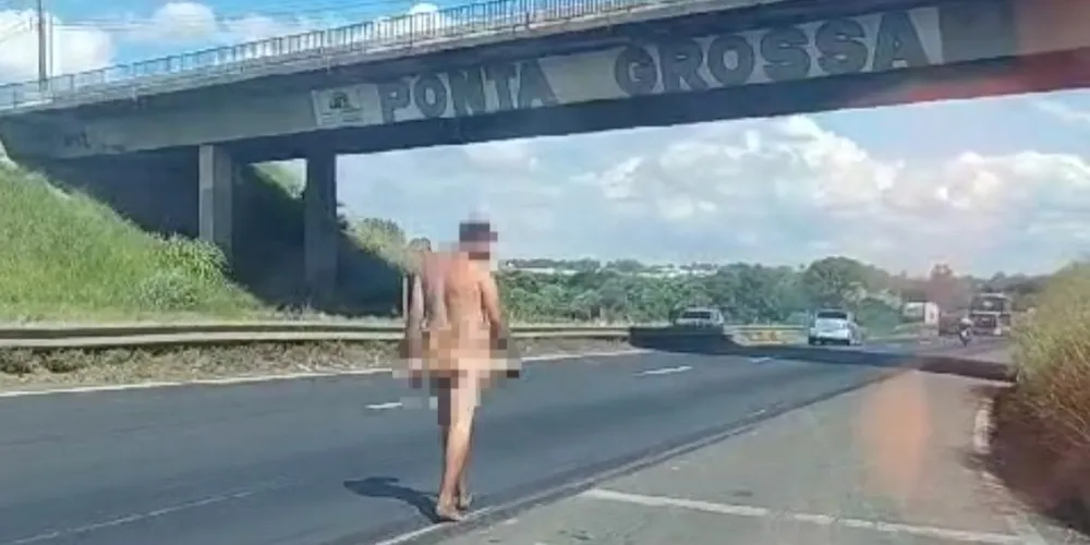 Homem estava andando em uma das faixas de rolamento