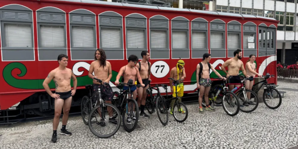 Dezenas de pessoas se reuniram para prestar a homenagem neste domingo (6)