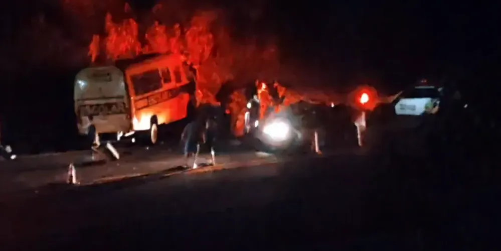 Havia adolescentes no ônibus; quatro deles ficaram feridos