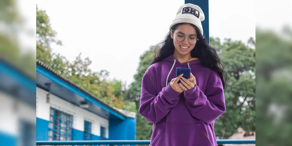 O Inglês Paraná Teens pode ser utilizado no computador, no tablet ou no celular, seja em casa, seja na escola