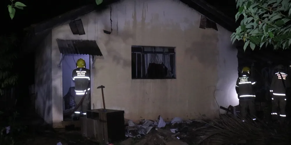 Parte interna da casa foi destruída pelas chamas