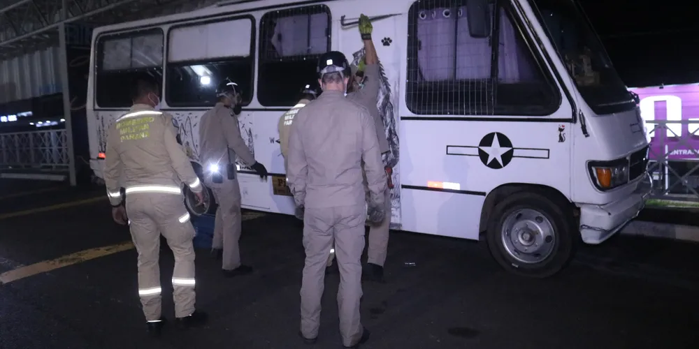 Corpo de Bombeiros foi acionado para abrir o veículo