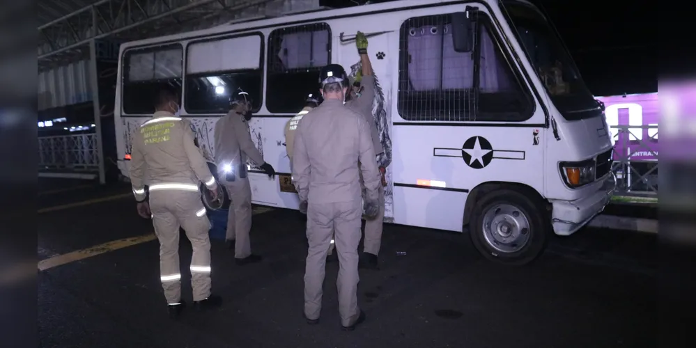 Corpo de Bombeiros foi acionado para abrir o veículo