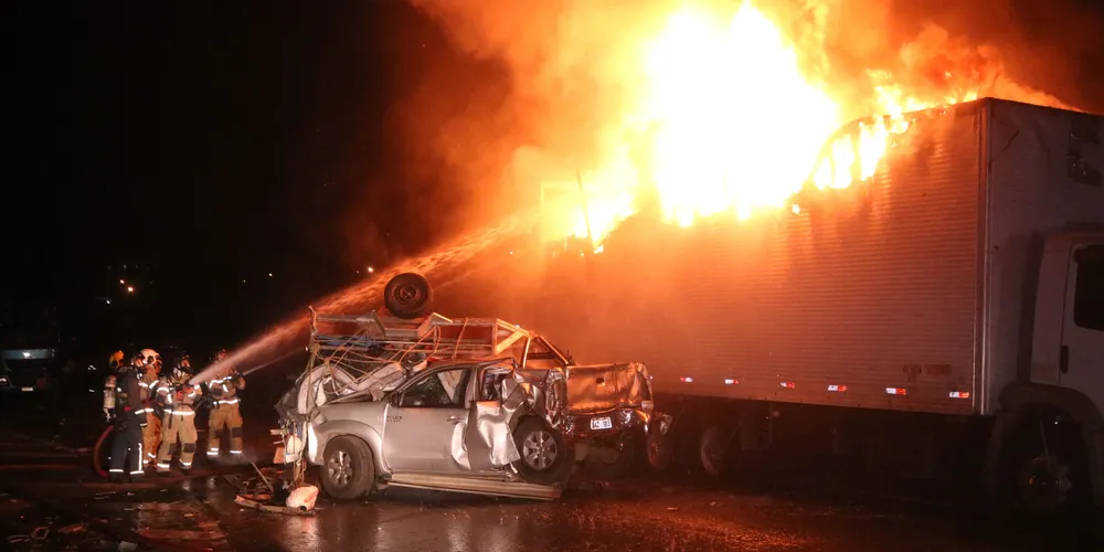 Caminhão carregado com pneus pegou fogo após o acidente
