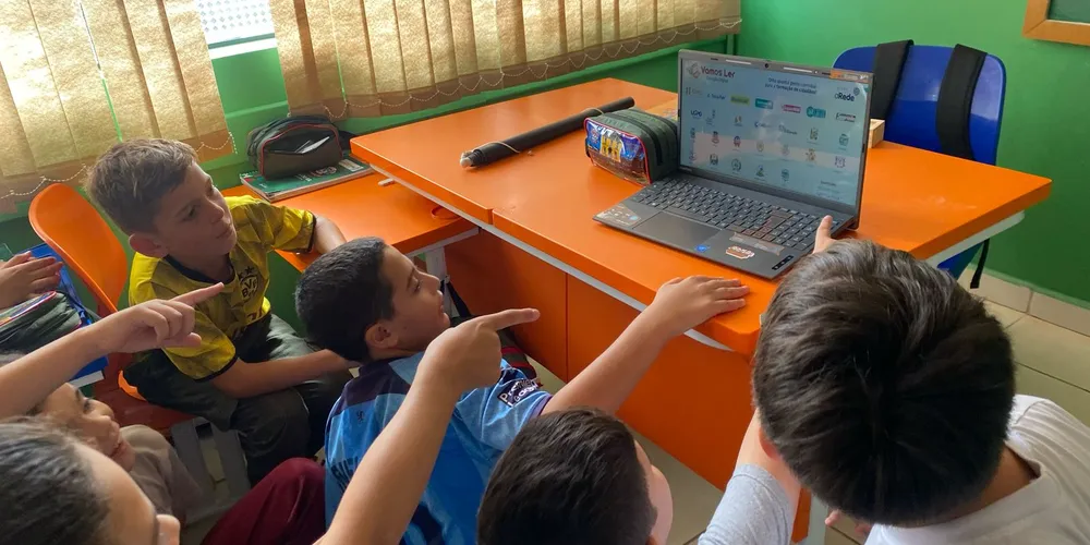 Com auxílio de notebook e TV, todos os educandos puderam imergir tecnologicamente