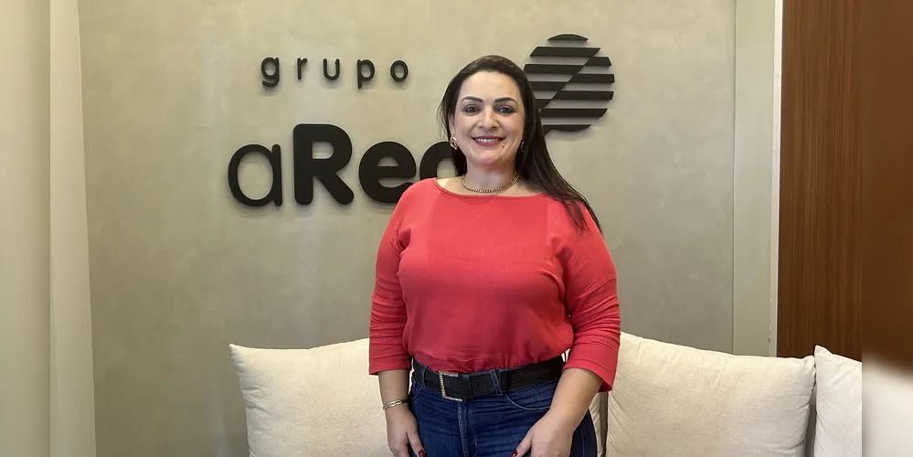 A prefeita de Carambeí, Elisangela Pedroso, esteve em Curitiba para receber o recurso