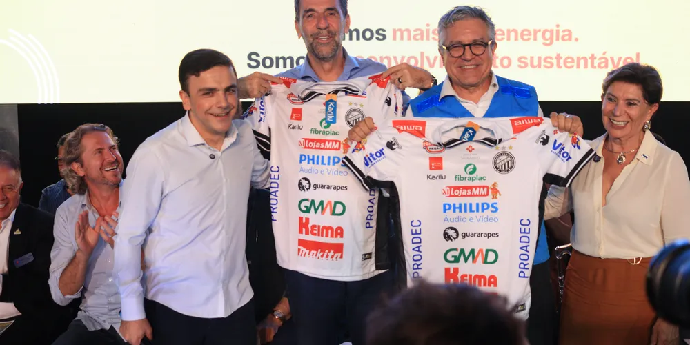 Na imagem estão presentes o deputado Aliel Machado, o diretor-geral brasileiro da Itaipu Binacional Enio Verri, o ministro da Saúde Alexandre Padilha e a Prefeita Elizabeth Schmidt