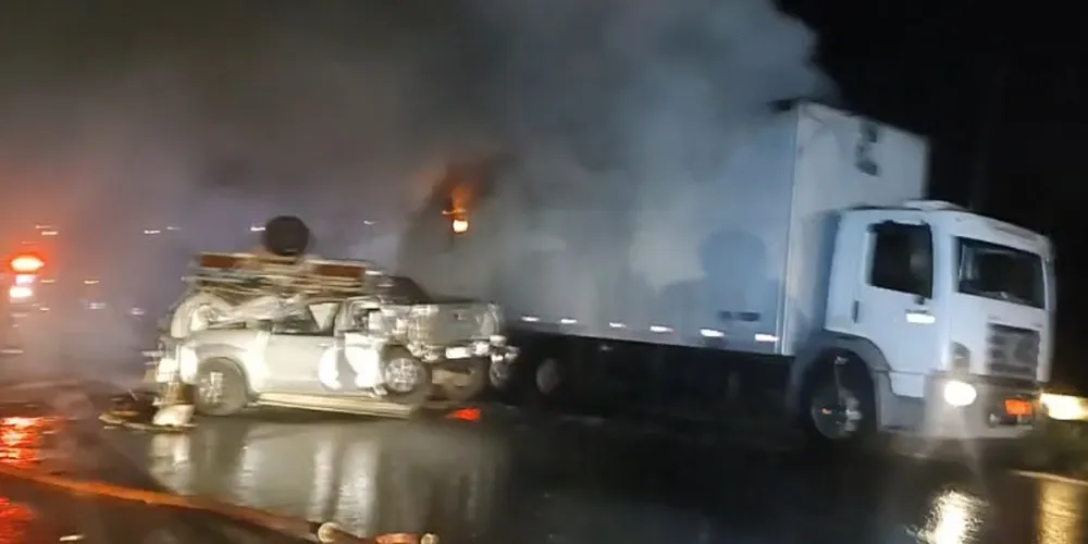 Imagem ilustrativa da imagem BR-376 está totalmente bloqueada nos dois sentidos em PG