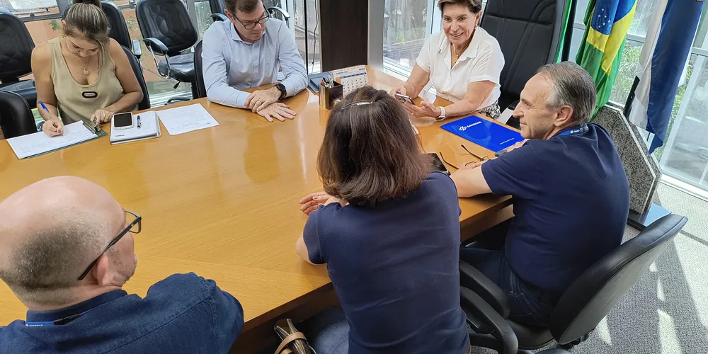 Reunião comandada pela prefeita Elizabeth Schmidt