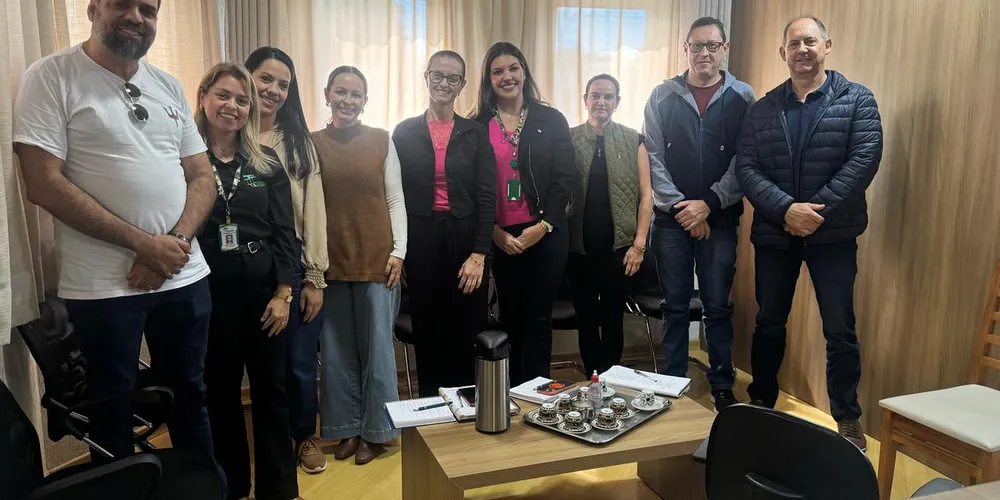 O prefeito Elias Gomes da Costa esteve reunido com representantes do CimSaúde