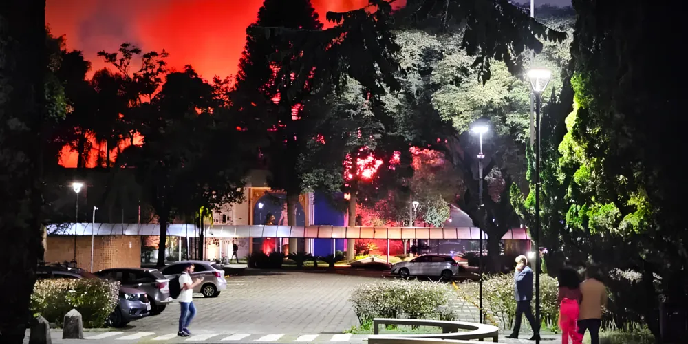 Incêndio começou por volta das 18h30, desta terça-feira (15)