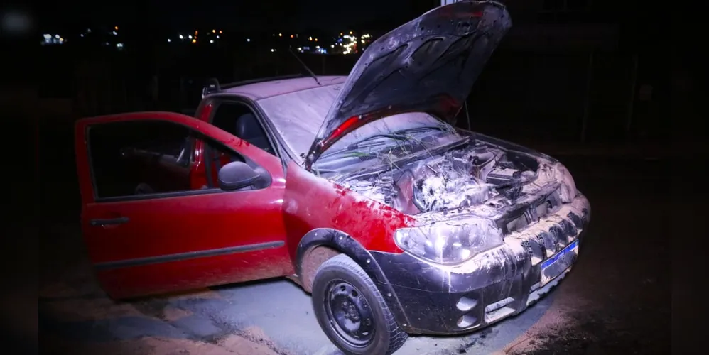 Fiat Strada é do ano de 2011 e pegou fogo na parte do motor