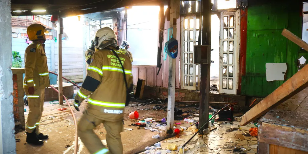 Agentes do Corpo de Bombeiros fizeram o rescaldo das chamas que atingiram o local