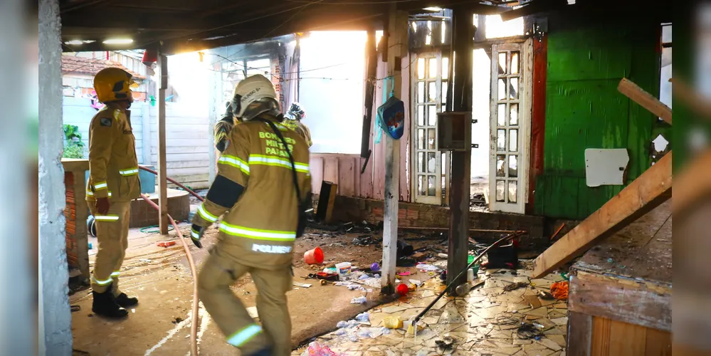 Agentes do Corpo de Bombeiros fizeram o rescaldo das chamas que atingiram o local