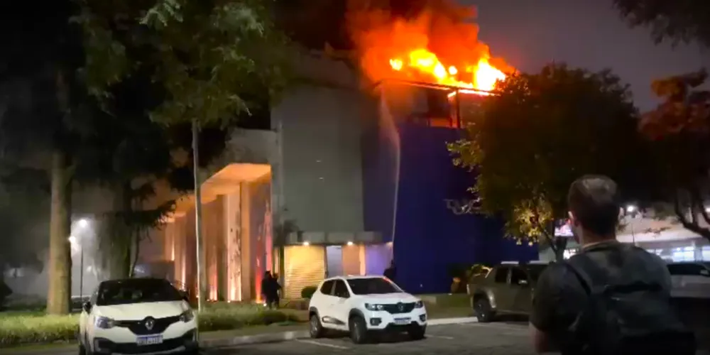 Incêndio atingiu o 'Teatro Tuca', na noite desta terça-feira (15)