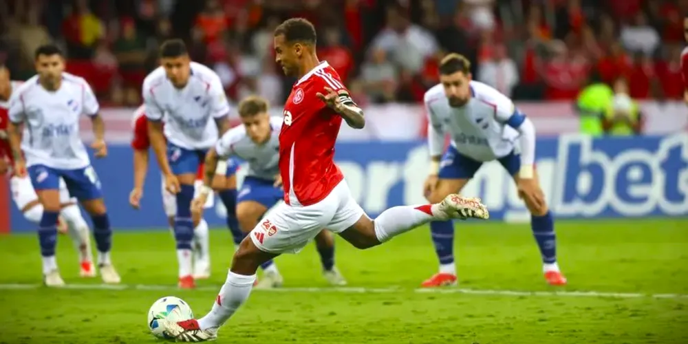 Alan Patrick, de pênalti, começou a reação do Colorado