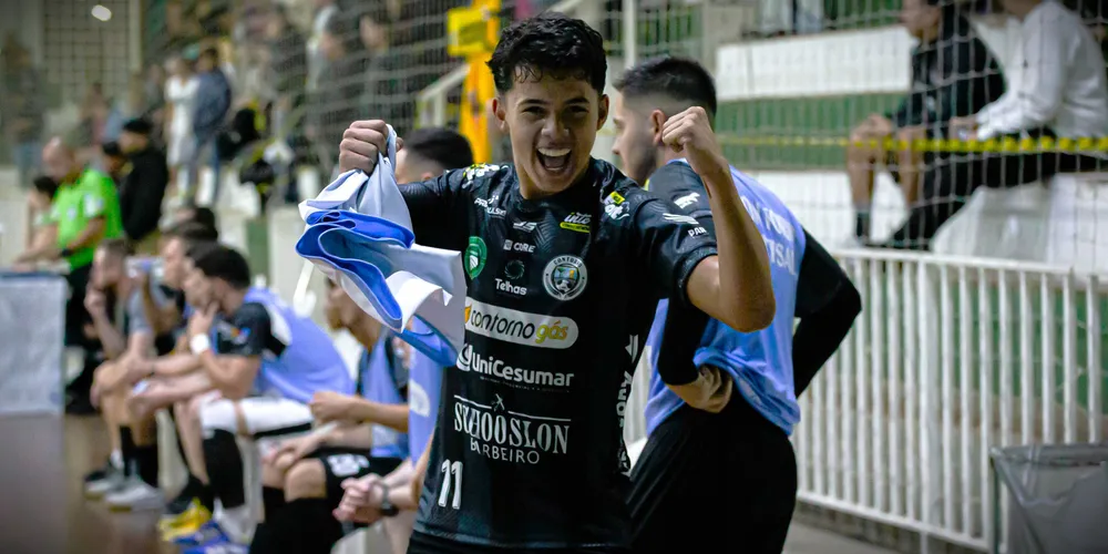 Joãozinho, de apenas 17 anos, marcou dois gols no jogo