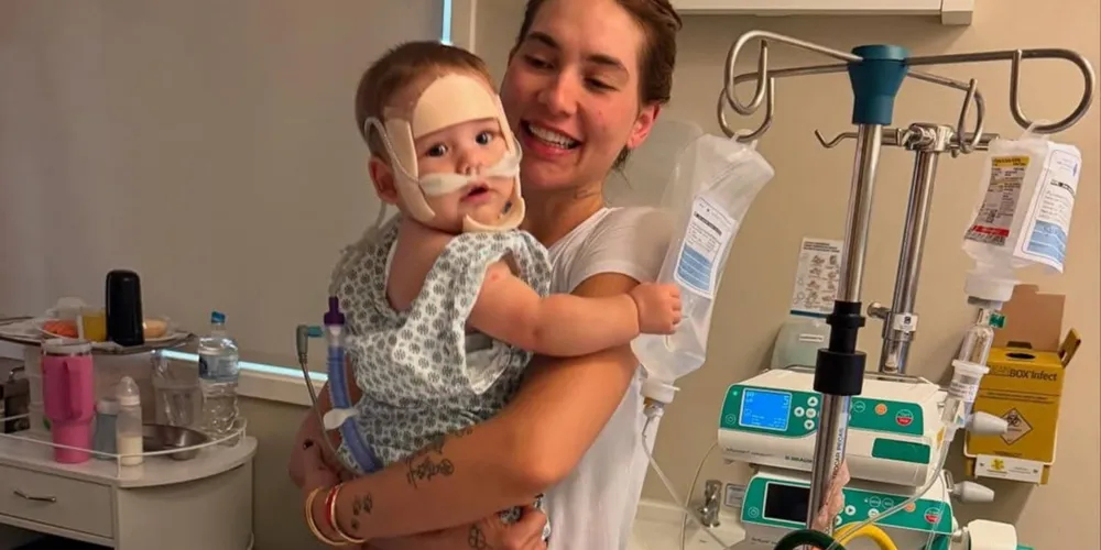 Virginia e seu bebe José Leonardo no Hospital